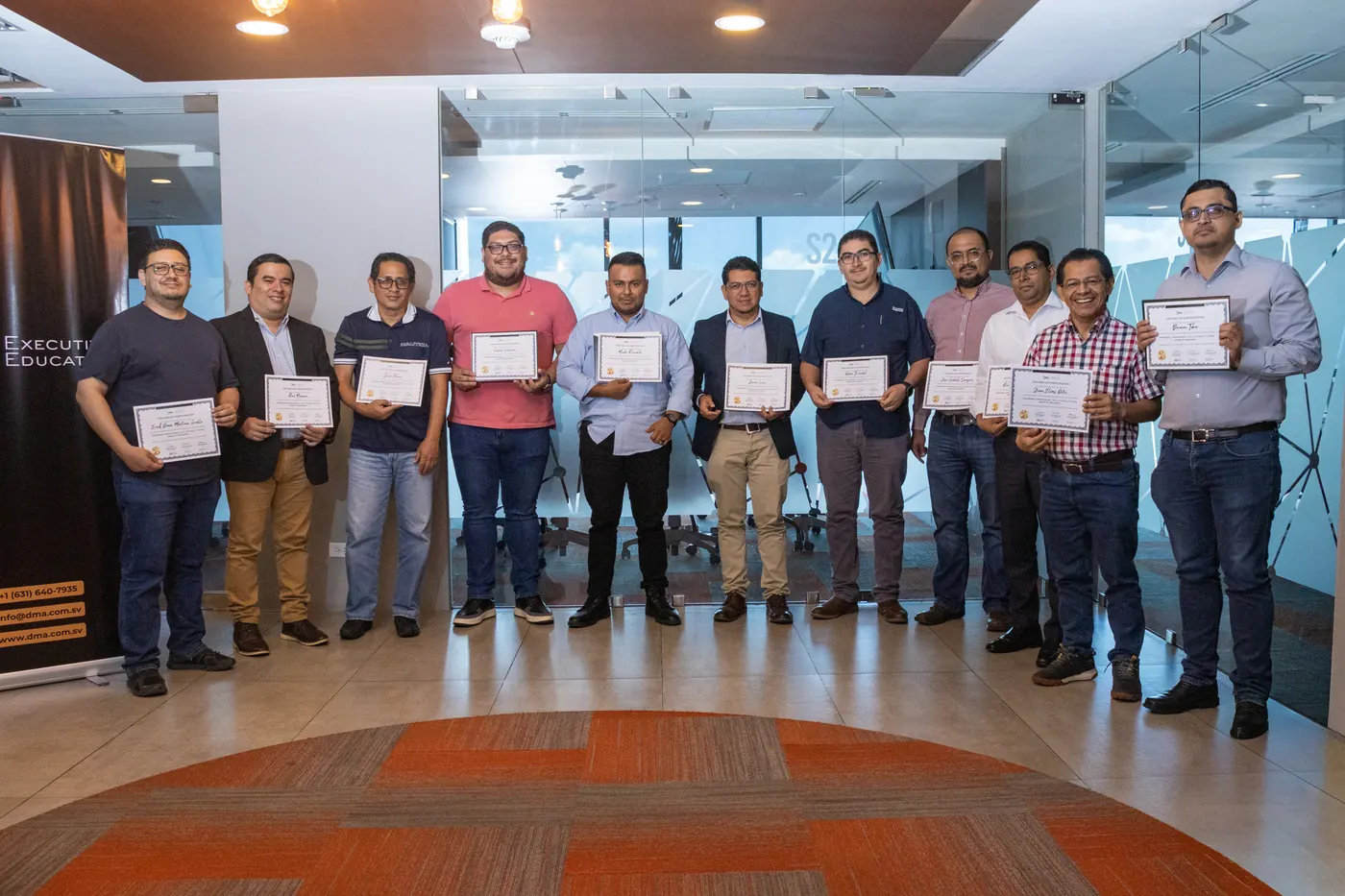 Participantes del programa con sus diplomas.