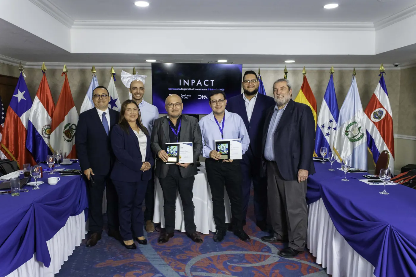 Entrega de reconocimientos durante la Conferencia Regional Latinoamericana de INPACT en San Salvador.